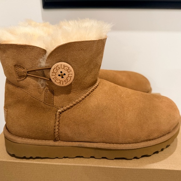 UGG Mini Bailey Button II - Picture 2 of 6
